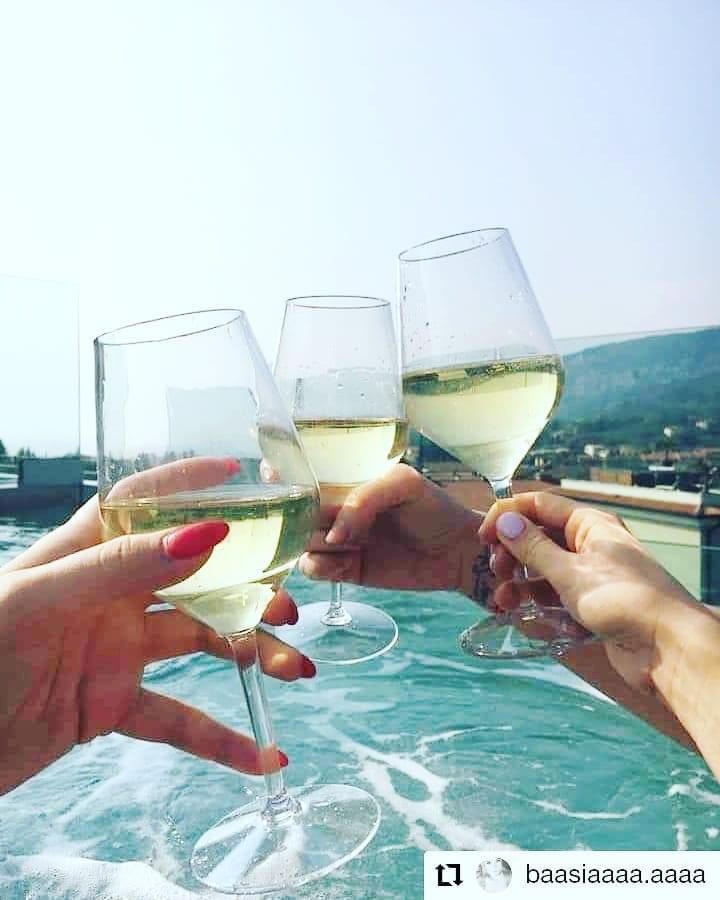 HotelItaliaG's tweet photo. Cheers! 🥂🍾 Thanks for sharing it @baasiaaaa❣️
#cheers #hotelitaliagarda #friends #holiday #fun #travel #italy🇮🇹 #hotelitaliaexperience #travelblogger #enjoy #relaxing #pool #poolparty #pooltime #instapic #instagood #instalike  #goodtimes #enjoyyourholiday #18giugno https://t.co/GXjhUsmnY1