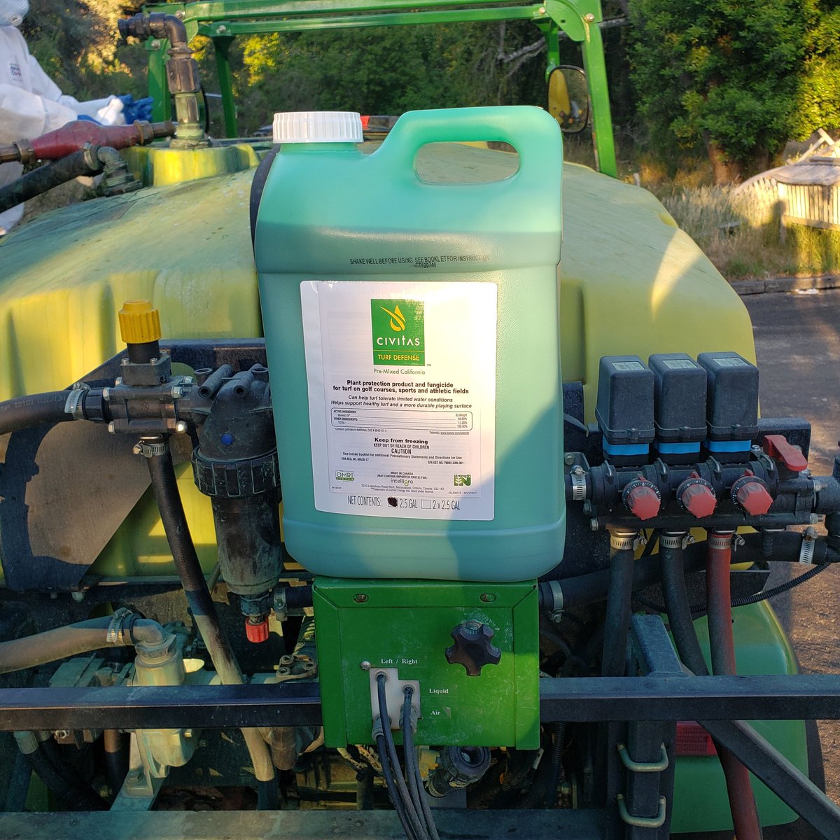 KevinHauschel's tweet photo. Civitas study going out across the property!! Interested to see how it affects traffic stress and drought stress specifically on both rough and fairway height grasses!!! Thanks @UCRturfgrass and Greg Fernald for including @meadow1927! #onsiteresearch #alwaysimproving #droughtyear https://t.co/MGVSMMrRrg