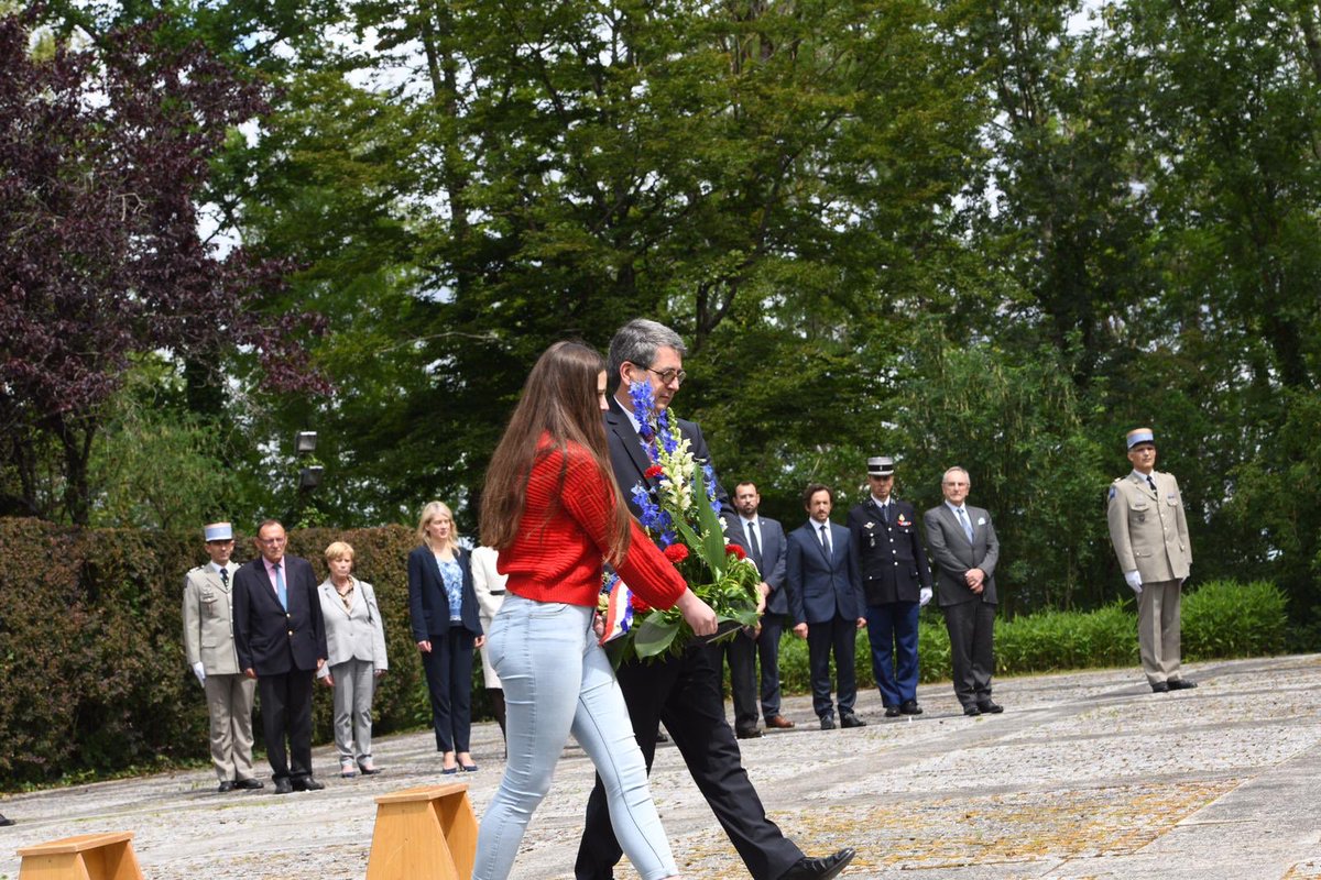 Hommage. Recueillement. Mémoire. 

Entouré d’élus régionaux et de membres du Conseil Régional des Jeunes, j’ai rendu hommage au Général de Gaulle à Colombey-les-Deux-Églises
