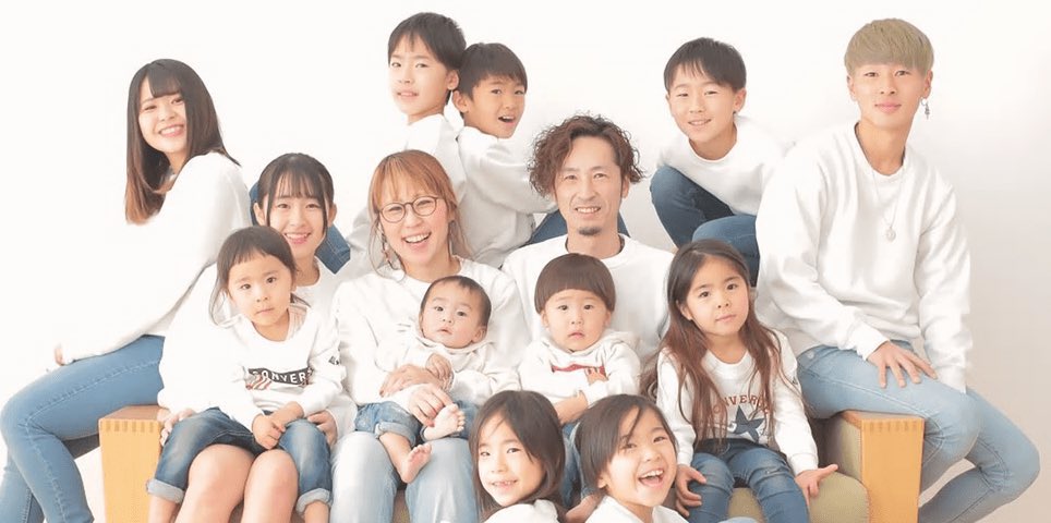 そうちゃん 俺達 黙ってました 僕は2年ほど前から漆山家という大家族に凄くハマっていてsnsなどや番組などを繰り返し何回も見させて頂いて凄く元気を貰っています 長女と次女が美女過ぎるのと弟のあみる君が可愛い過ぎます 是非一度番組を見て