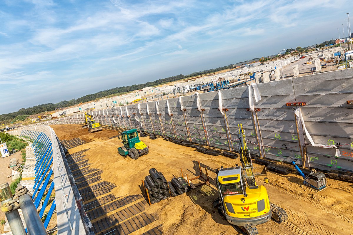 Het gebied tussen Ooijen en Wanssum wordt de komende jaren integraal ontwikkeld. Bij de bouw- en infrawerkzaamheden werd gebruik gemaakt van DokaRex duw-trek schoren. Lees hier hoe deze hebben bijgedragen aan een hoge productiviteit op de bouwplaats: doka.com/nl/news/news/m…
