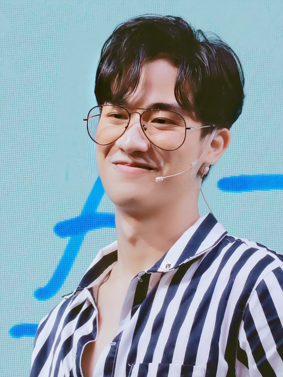 Day 54:  @Tawan_V it's been a tough time for all of us but I hope you're doing great and enjoying the things that makes you happy. We miss you here on twitter but I understand if you want to take a break. I love you  #Tawan_V