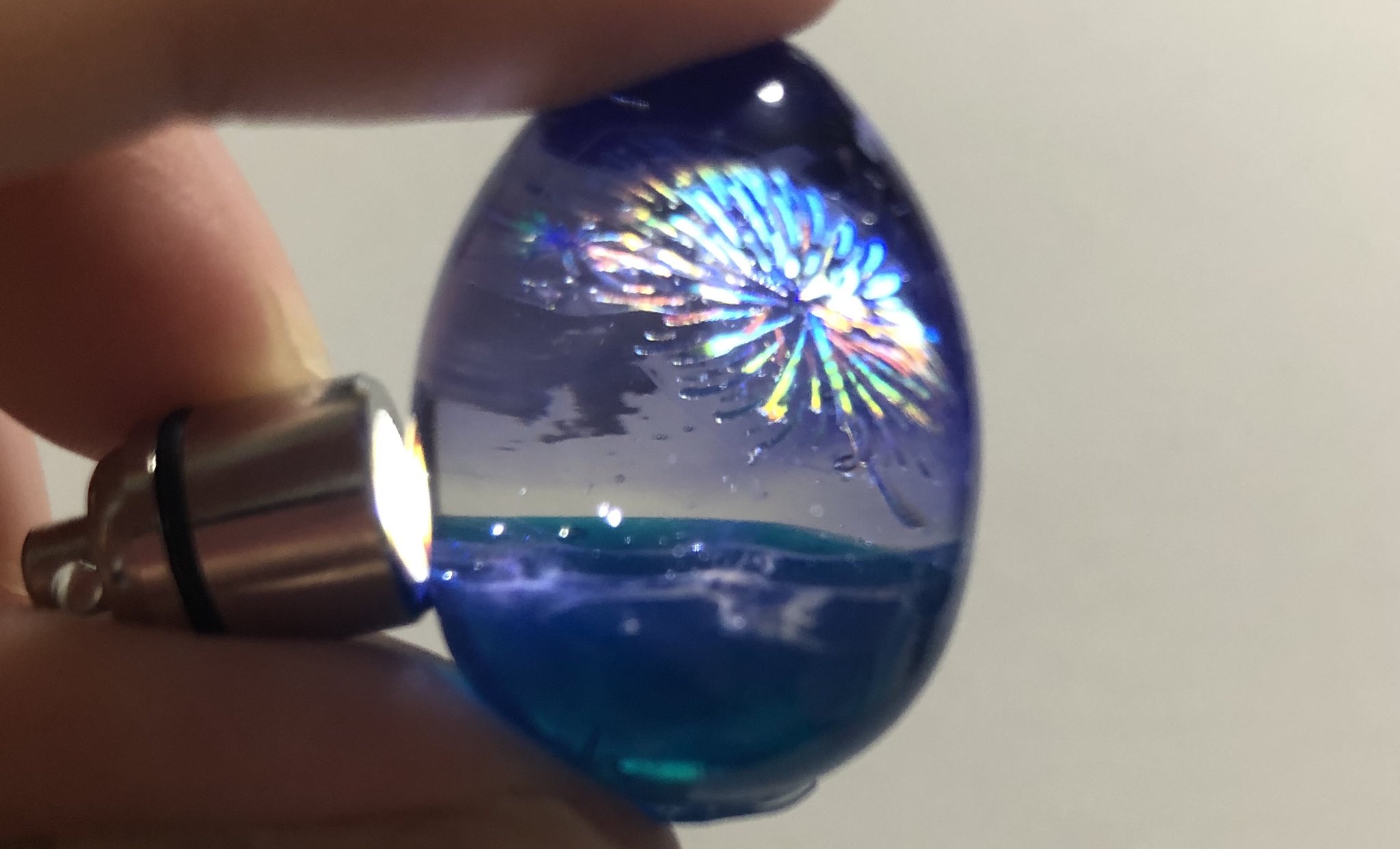 Tsukika 12 15 スペシャルギフト展in Lupopo 海上の花火 ライトがないと成り立たないので失敗ではありますが写真を撮ったらなんだかいい感じになりました 海は悪くないはず 花火好きなのでまたリベンジします レジン ハンドメイド 空玉