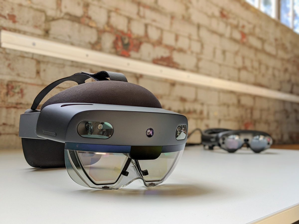 New toy arrived yesterday. So far pretty impressed.

#HoloLens2