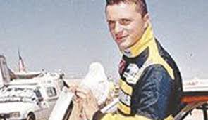 Hoy hace 25 años, en el circuito de Varano y por la 6º fecha de la Fórmula 2000 Italiana, los argentinos copaban el podio.
<a href="/tueroesteban/">Esteban Tuero</a> lograba su 5º victoria del año y se encaminaba al título.
Era secundado por <a href="/baldicoronas/">waldemar coronas dir</a> y Adrián Hang, todos con monopostos Dallara 392-VW.