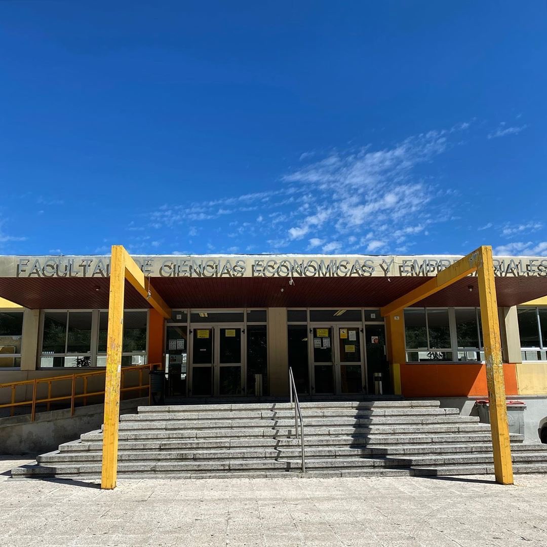 UAM_Economicas's tweet photo. ¡Qué sola está la facultad...! desinfectada, eso sí 😷
#UAMvacía #UAM_económicas #coronavirus #tiemposdepandemia #facultadvacía #ganasdevolver #ganasdevolveralanormalidad #UAM #somosUAM #Madrid #Universidad #yafaltamenos https://t.co/wcVh5sgPyb