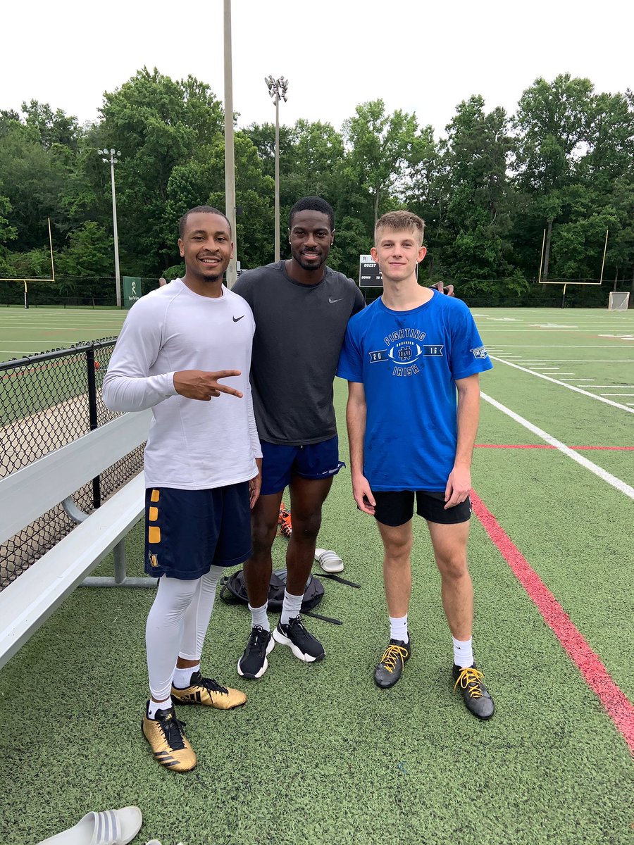 MatthewGrachen's tweet photo. Was working out yesterday with my trainer at Roswell Park and we saw AJ Green working out there! Thanks @ajgreen_18 for taking a minute to speak with us and allowing me to get a photo! What a class act. @RecruitGeorgia @BigFaceSportss @FbLassiter https://t.co/4rVhUdFV06