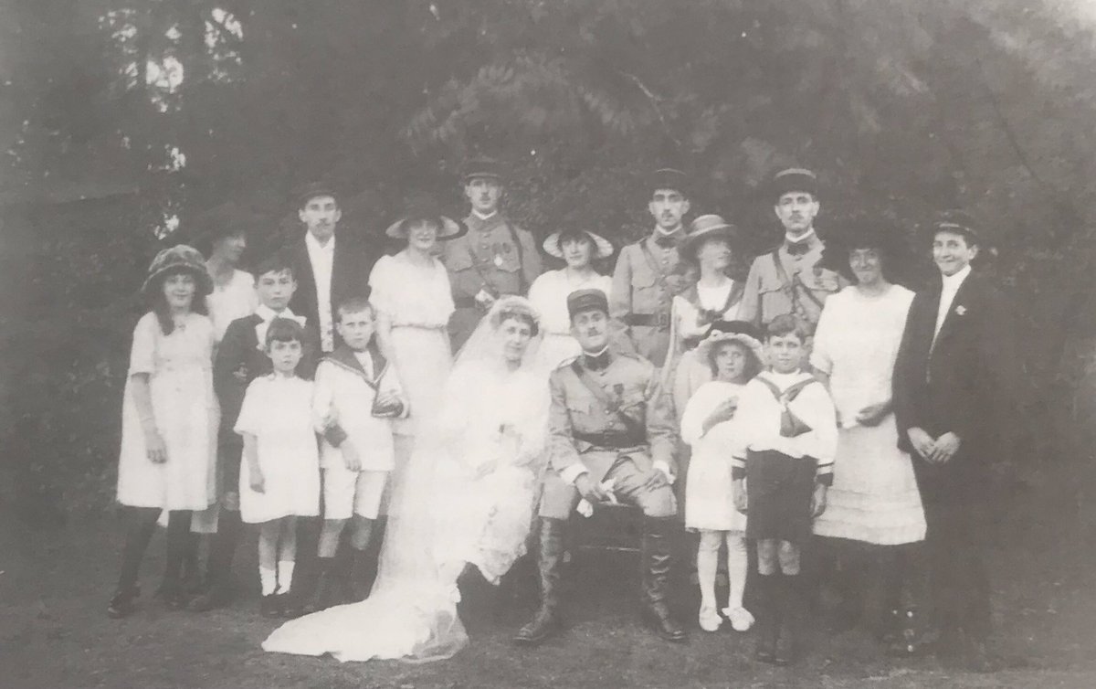 Quelle surprise ! La photo de mariage de Xavier de Gaulle avec Germaine Gourdon au château de l’Echo à @ChemilleenAnjou où l’on peut voir en arrière plan Charles de Gaulle. 

A lire dans : La vie quotidienne du Chemilllois de 1900 à nos jours, Chemillé, Bourdilleau, 1998