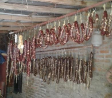 Only a litte time left till my friends porc salami will be ready to taste!
Have you ever made your own salami?

#SmokeyOliveWood #Spain #Kokko #Kokko.net <a href="/quefresco/">QueFresco!</a> <a href="/FrescoQue/">Que Fresco</a> #FrescoQue  #andi_grillt #meat #keto #food  #fleisch #foodphoto #Salami #Salame
