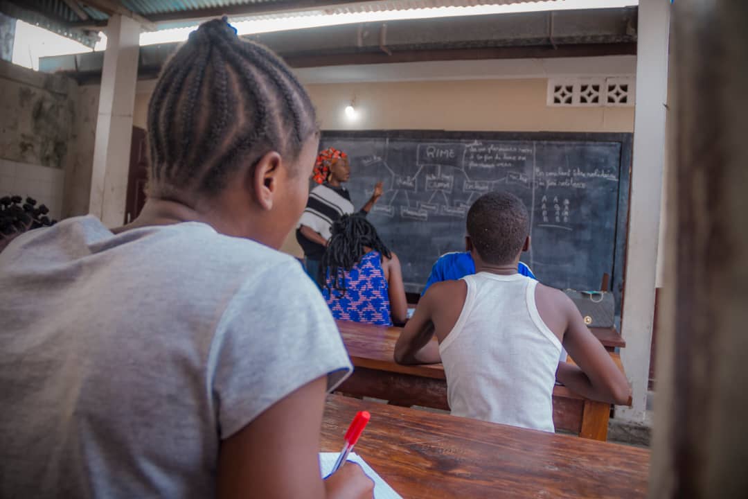 Mariusca3's tweet photo. A chaque atelier slam,je suis fascinée de découvrir l'imagination débordante de ces jeunes talents.Le #slam est un véritable vecteur d'épanouissement et libéralisation de la #parole.Nos #ateliers #SLAMUNITE continuent en partenariat avec le #REIPER. 
 #PoetrySlam #ChezMoiAuCongo https://t.co/QiiArYSokq