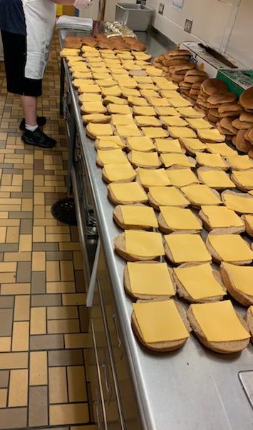 PSDNutrition's tweet photo. Lunch service at Riffenburgh today includes hamburgers or cheeseburgers! Our beef patties are 100% beef with no fillers and served on a local whole wheat bun! Served with fresh grapes and carrots and Colorado local milk! #supportcolorado #localingredients #cleanlabels https://t.co/wteQ6SbYBf