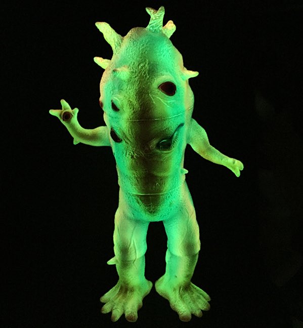 maxtoyco's tweet photo. Giant Sized #kaiju Eyezon ! Painted by #marknagata 18 inches of glow in the dark vinyl ! Now sold 👍 A collab project with @squibblesink x EW Factory x Max Toys New colorway soon #maxtoyco #squibblesink #monster #alien https://t.co/oKkIv8T8UD