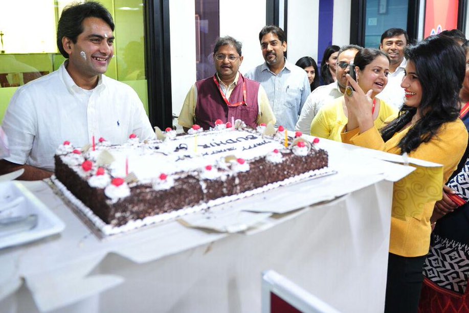 Rubika Liyaquat (@rubikaliyaquat) on Twitter photo Many happy returns to my first boss in the industry <a href="/sudhirchaudhary/">Sudhir Chaudhary</a> sir.
May Allah bless you with lots of good health and happiness. All the best sir Many happy returns to my first boss in the industry <a href="/sudhirchaudhary/">Sudhir Chaudhary</a> sir.
May Allah bless you with lots of good health and happiness. All the best sir