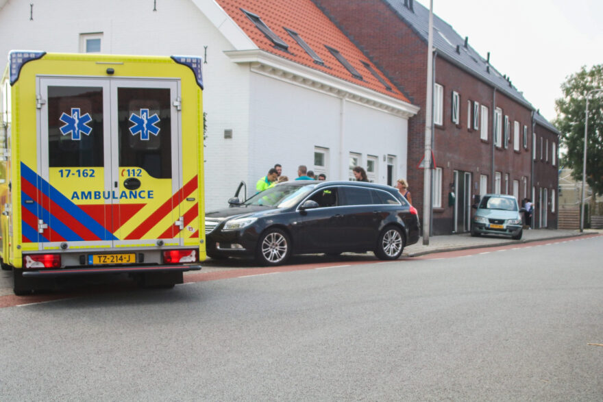 Behoorlijke schade na aanrijding op doorgaande weg Molendijk Simonshaven -..