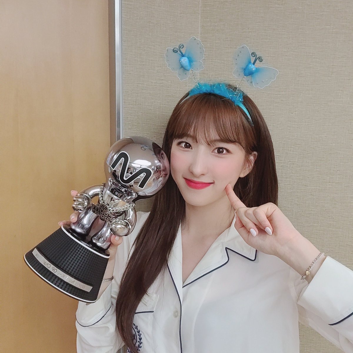 WJSN_Cosmic's tweet photo. [#우주소녀 #은서]
우정들 덕분에 오늘 하루 마무리도 짜릿하게💙🦋 보고싶다 우정 고마워🙏🏻😘

https://t.co/nXg6PI1QQy https://t.co/DModc78jTc
