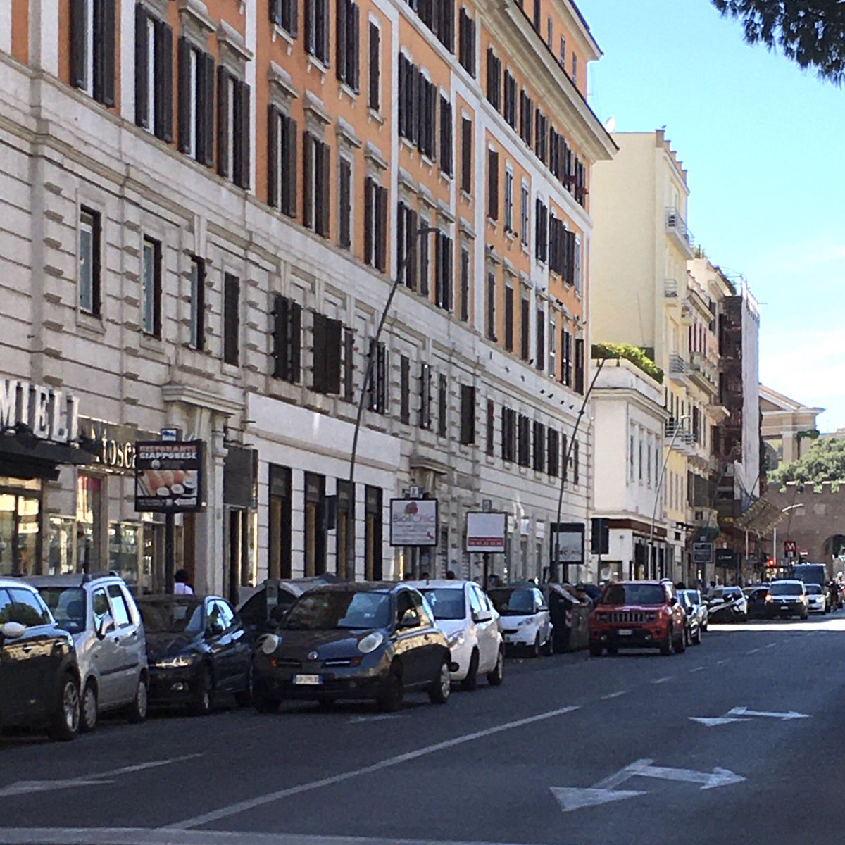 FulvioGiordano's tweet photo. Situazione Strade a Roma Parcheggio in doppia fila su #Tuscolana #AppiaNuova
@virginiaraggi @PLRomaCapitale ~ @salviamoroma @RomaPulita @battaglia_persa #SecondaFila #SostaSelvaggia #PistaCiclabile #PoliziaStradale https://t.co/MxcVbH6rtu