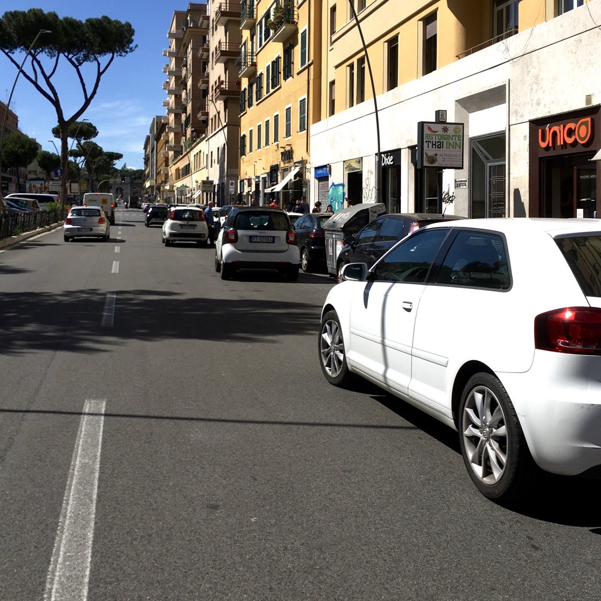FulvioGiordano's tweet photo. Situazione Strade a Roma Parcheggio in doppia fila su #Tuscolana #AppiaNuova
@virginiaraggi @PLRomaCapitale ~ @salviamoroma @RomaPulita @battaglia_persa #SecondaFila #SostaSelvaggia #PistaCiclabile #PoliziaStradale https://t.co/MxcVbH6rtu
