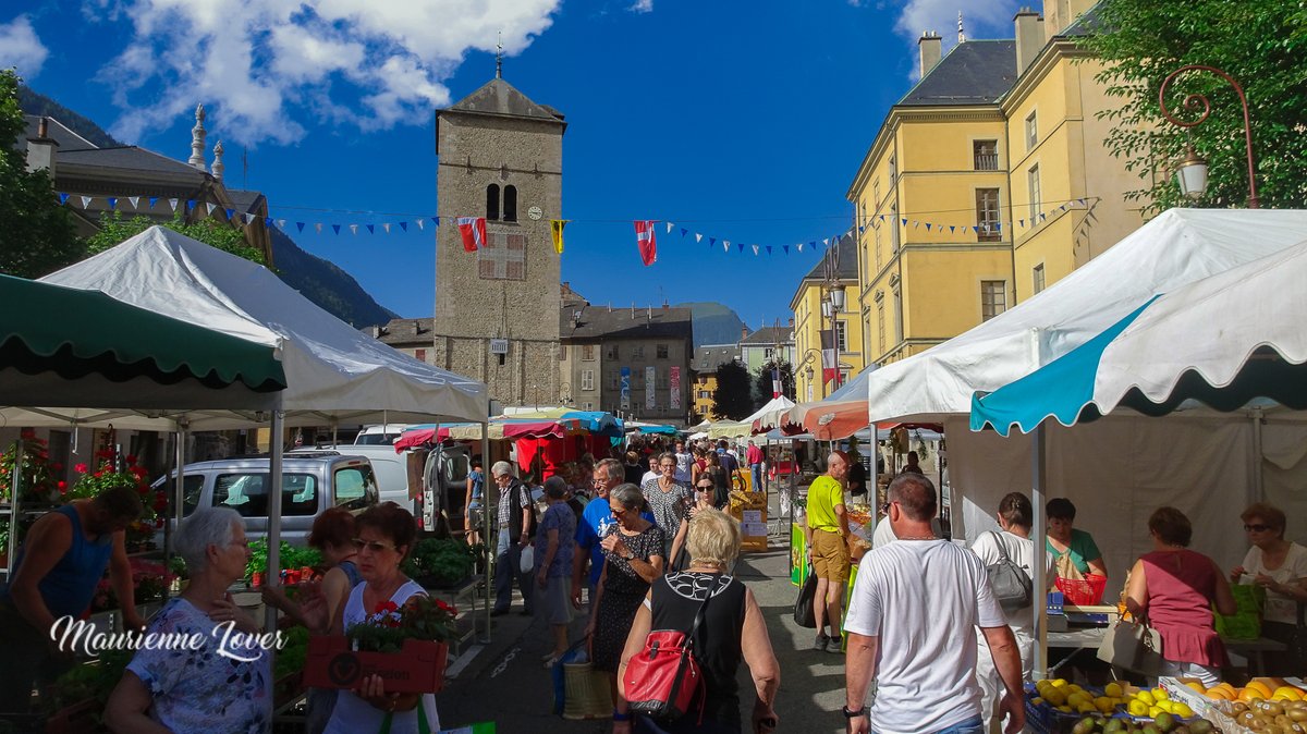 Le marché de Saint-Jean De-Maurienne (Le samedi matin), à l'époque où le concept du masque n'avait encore de sens qu'à Venise 😁@Stjeanmaurienne <a href="/auvergnerhalpes/">Auvergne-Rhône-Alpes</a> <a href="/Prefet73/">Préfète de la Savoie 🇫🇷</a> <a href="/SavoieMontBlanc/">Savoie Mont Blanc</a>