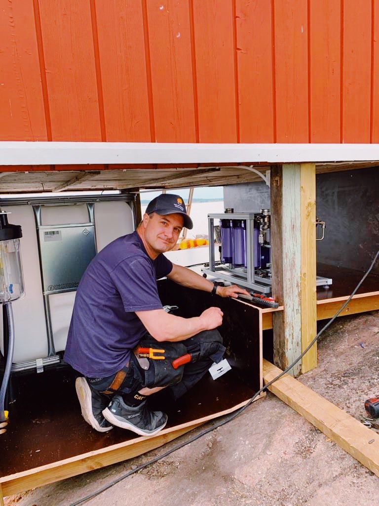 SolarWaterSolut's tweet photo. Happy midsummer everyone!
80% of this eco-islands electricity is produced by solar. The cute pilot house from the 19th century will soon serve café & gourmet pizza 😎. The clean water is purified from the sea — with just sun. #scandinavianarchipelago #skatakobben #WeRunOnSolar https://t.co/qX4Gs1hWzg