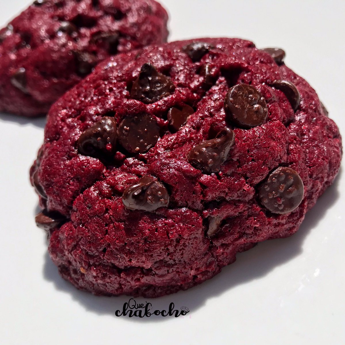 quechabochosv's tweet photo. THE BIG ONES: Red velvet 😍🤤 supeeeeer deliciosa galleta, tenemos chispas de chocolate blanco y oscuro! Pedí las tuyas 😍 Mándanos un DM o escribinos al 78510392 😋 #quechabocho #sivar #sivarmedia #sivargram #instasivar #sivarfood #sivarfoodie #sivarcuisine #food503 https://t.co/TEbfR51pP5