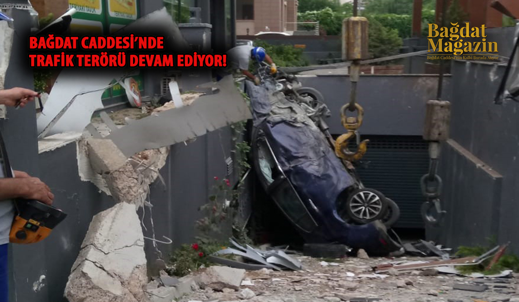 Bağdat Caddesi’nde trafik terörü hız kesmeden sürüyor. Son olarak Caddebostan da gerçekleşen kazada, sürücüsünün aşırı sürat nedeniyle direksiyon hakimiyetini kaybetmesiyle otomobil yoldan çıkarak, metrelerce ilerideki bir binanın garaj boşluğuna düştü. kadikoylife.com
