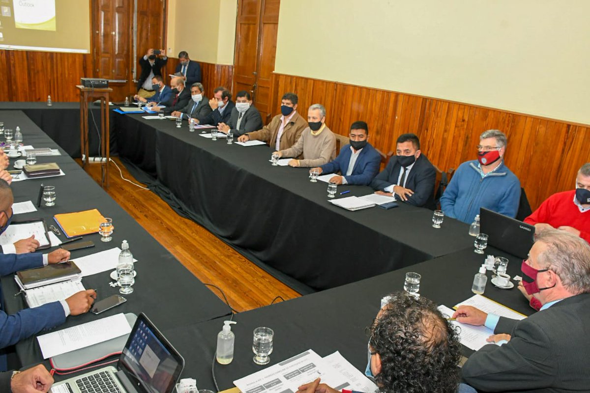 #PlenarioSenadores El vicegobernador Antonio Marocco encabeza la reunión con el gerente regional de ANSES, Jesús Salim.
El cuerpo legislativo se informa sobre el funcionamiento del organismo nacional en el marco de la emergencia sanitaria.