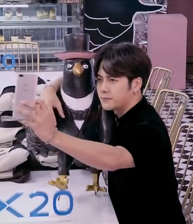 sneakyseunie's tweet photo. okay but does your faves take random selfies with statues? uhm mine does. 

#JacksonWang #TEAMWANG #GOT7 https://t.co/QSt77AZX63