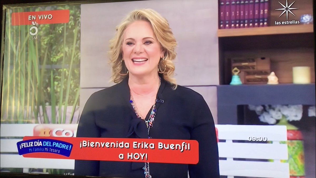 ANDY_OG_'s tweet photo. Un ojo a la clase, y otro al programa hoy jaja 🙊 con la mejor invitada del mundo -> #ErikaBuenfil
#ClaseTime
Fotito de Yazz. https://t.co/n0xLdMh2gH