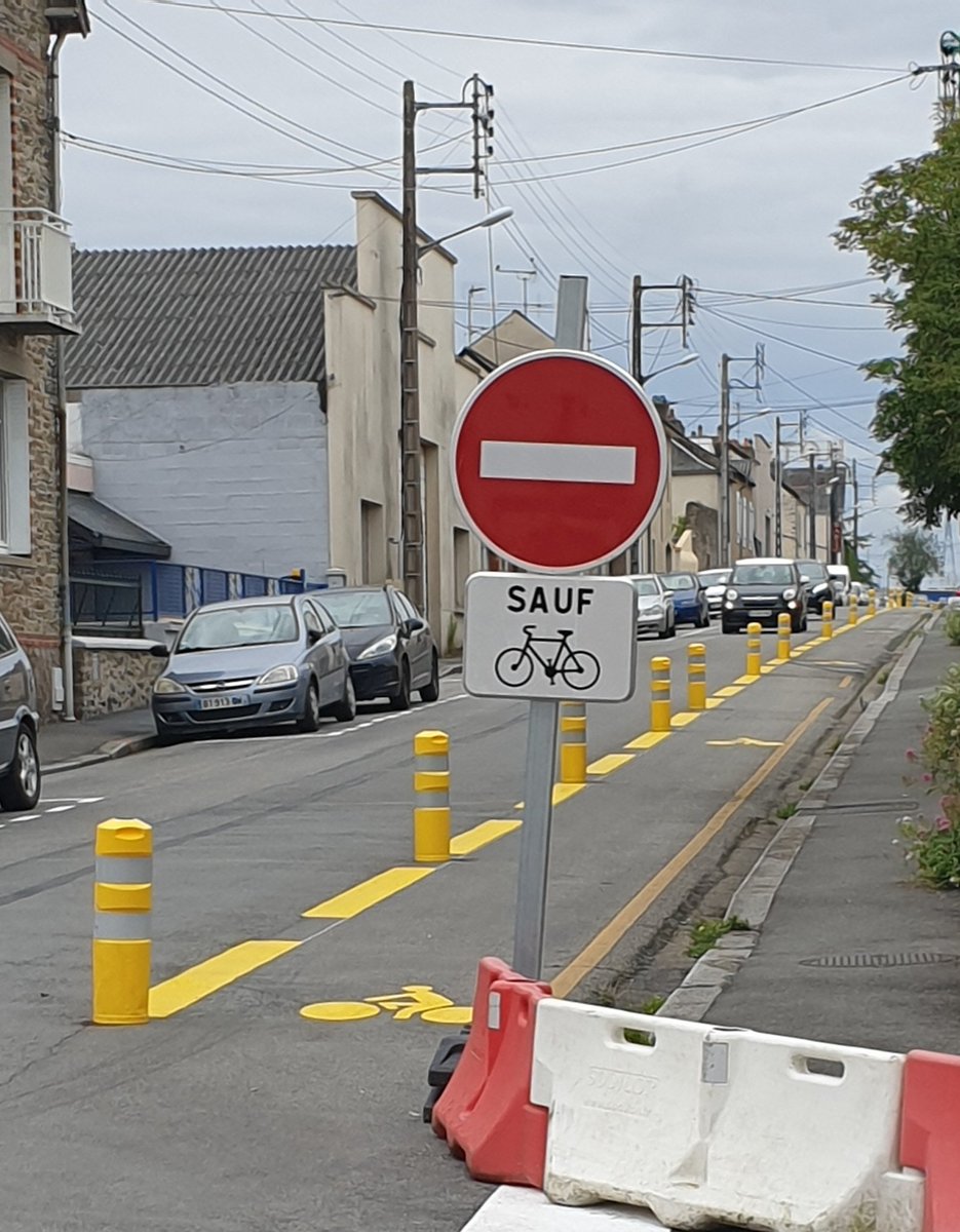 Pendant qu'un candidat lit des études sur le vélo ... Les élus de <a href="/Laval_la_Ville/">Laval la Ville</a> sont au travail pour les habitants. Nous tenons nos engagements et nous continuerons dans le prochain mandat avec <a href="/pillon_didier/">Didier Pillon</a> et <a href="/LavalPassion/">Les élus de l'opposition municipale de Laval</a> . Plus de place aux #velo #securite
