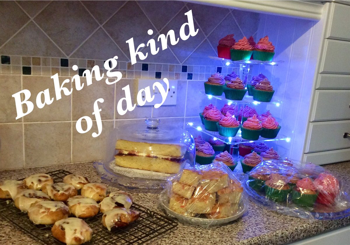 KnittingWitchUK's tweet photo. Rain stopped play ..no gardening today hooray.. so #baking #cakes are taking over ...loving this light up stand for my #deafblind son he loves it #hexnub #arcylic #lightup #cubcakes https://t.co/CJLfeOskrv