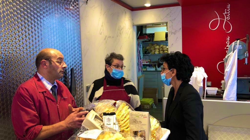 datirachida's tweet photo. A #Paris16 avec @fszpiner pour échanger avec des commerçants et des habitants. Nous voulons que Paris redevienne une ville propre et sûre.
Le 28 juin, un seul vote utile : #DatiPourParis ! https://t.co/XObtdXXcmm