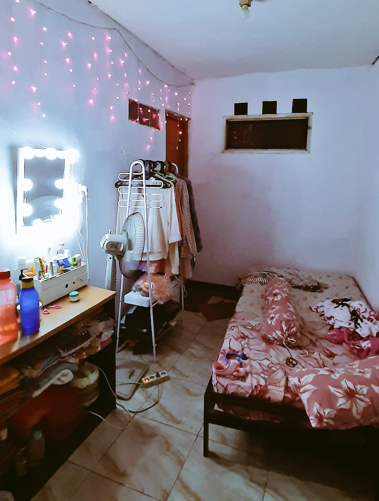 lanaa90's tweet photo. Tidur, kupasang tembok agar tidak ada yang mendekat https://t.co/SbYWfijVzB