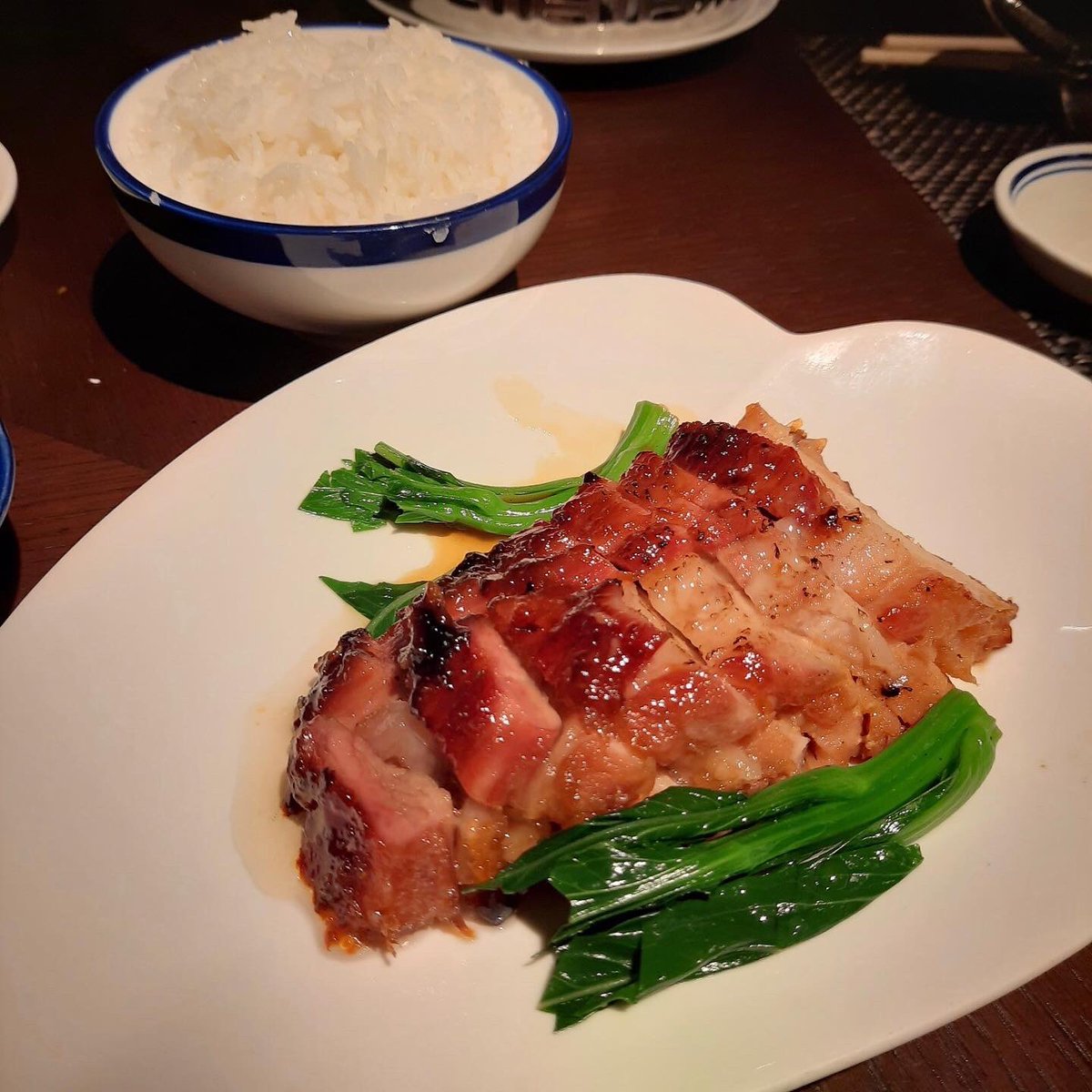 呢間充滿香港特色嘅逸東酒店，其下嘅米芝蓮一星餐廳逸東軒近期推出咗特價點心優惠，喺現時酒店業和飲食業不景氣陰霾下，作為同路人，我當然出山支持!

詳盡餐廳體驗可以去我YouTube Channel 睇下🙇🏻‍♀️：
youtu.be/ptw9W2bbpEE
#逸東酒店 #逸東軒 
#EatonHotel #YatTungHeen