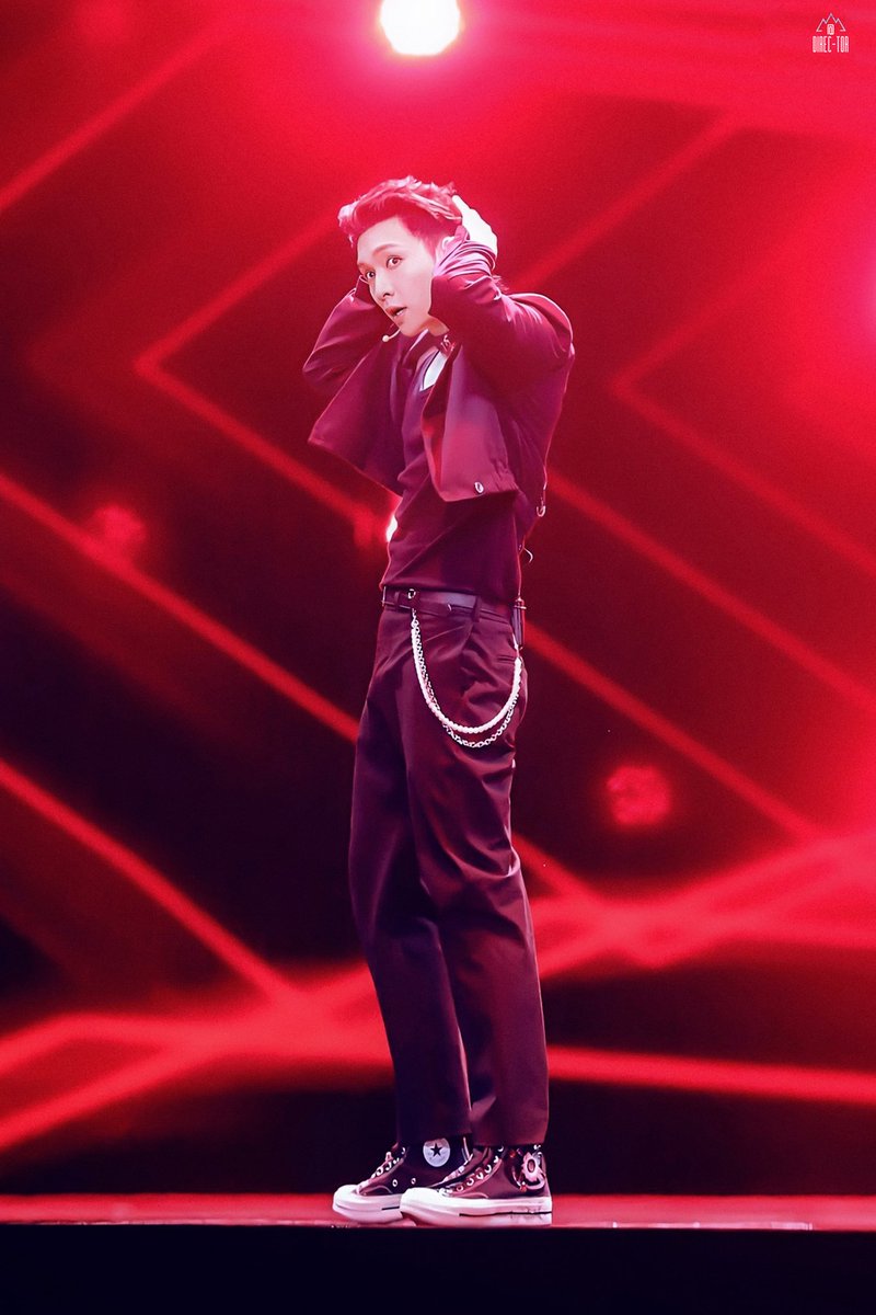 Steph_XING's tweet photo. [兴] Yixing during '莲/LIT' stage rehearsals

©Direc-tor

#LaySuperShow
#Lay #LayZhang #Yixing 
#ZhangYixing #레이 #张艺兴 
@layzhang https://t.co/Wm8UWIvQ3B