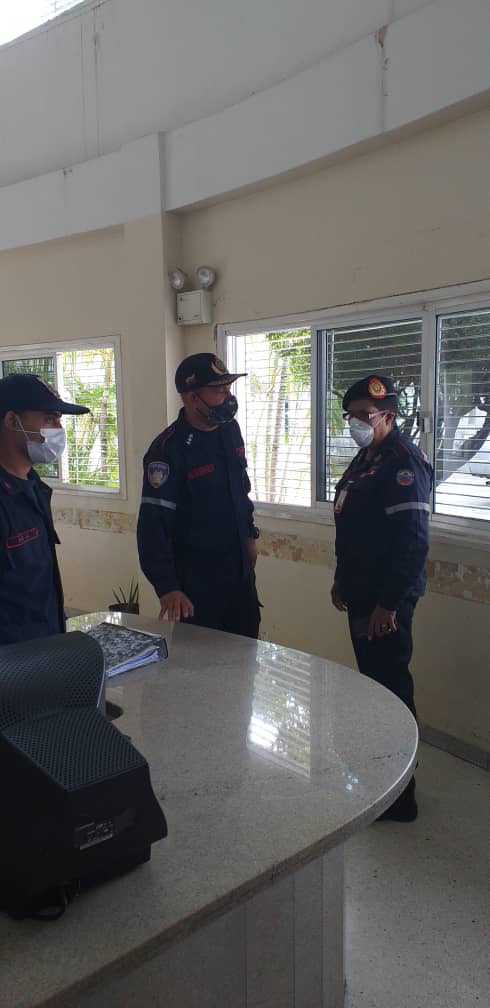 SistemaCarabobo's tweet photo. Visita Institucional de generala (B) Tibisay Bernal Decana Nacional de la UNES. Siendo recibida por el capitán Alexis Alvarado primer comandante de Bomberos de Carabobo y el cuerpo de oficiales. #TcnelGNLinoPerez #carabobogb #bomberocarabobo
#DGNBEnlinea
#CentralReedan https://t.co/Lc7Q7hld3g