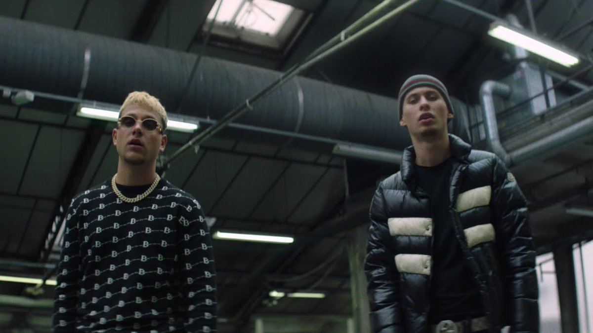 Peu après l'annonce de son album Phantom, Aladin 135 invite PLK sur le titre "All day" pour témoigner de leur authenticité et à l'occasion, réunissent tout le Panama Bende sur le clip !

📄 PAROLES : genius.com/Aladin-135-all…