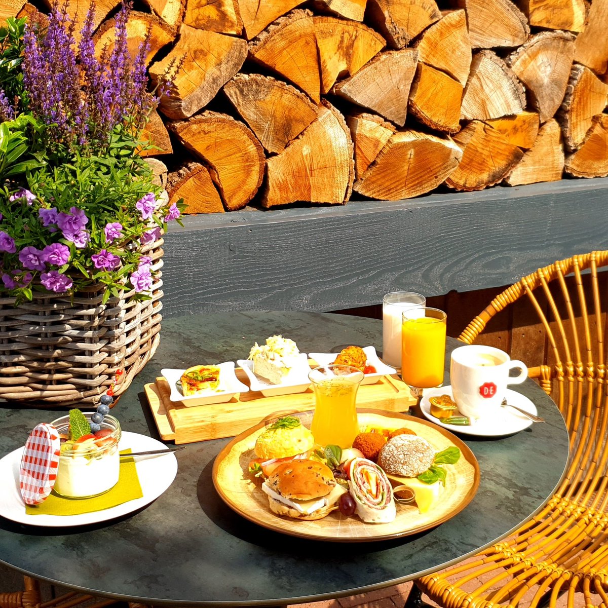 Lutterzand's tweet photo. #vaderdag #brunch of #diner, corona proof, per persoon op bord geserveerd. Kijk op https://t.co/Brhiku6hQA voor meer info en reserveermogelijkheden. #genieten bij Paviljoen Lutterzand https://t.co/oOXDHXLd7w