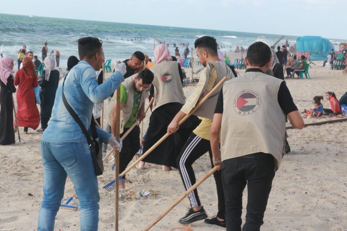 WorldPalestini2's tweet photo. متطوعو المجلس الفلسطيني الاقتصادي العالمي يشاركون اليوم  بلديةَ رفح ومؤسساتٍ شبابية ومجتمعية أخرى في حملة لتنظيف شاطىء بحر رفح بعنوان”بلدنا  نظيفة ، شاطىء أجمل”. #رفح #شاطئ_رفح #المجلس_الفلسطيني_الاقتصادي_العالمي #غزة #البيئة #فلسطين https://t.co/GWGsndtTlB