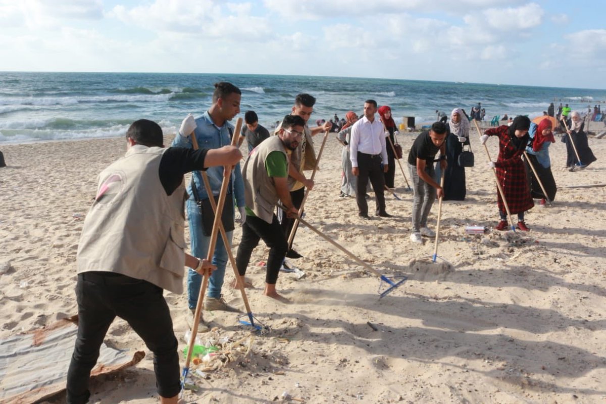 WorldPalestini2's tweet photo. متطوعو المجلس الفلسطيني الاقتصادي العالمي يشاركون اليوم  بلديةَ رفح ومؤسساتٍ شبابية ومجتمعية أخرى في حملة لتنظيف شاطىء بحر رفح بعنوان”بلدنا  نظيفة ، شاطىء أجمل”. #رفح #شاطئ_رفح #المجلس_الفلسطيني_الاقتصادي_العالمي #غزة #البيئة #فلسطين https://t.co/GWGsndtTlB