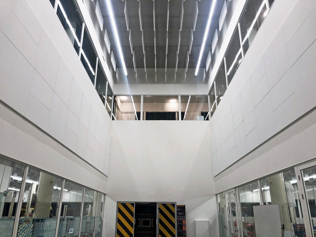 Het auditorium van het DaCapo college is een smalle kamer: hoog plafond en muren van glas en beton. Een speciale akoestische oplossing was nodig.

Architect Peter Littman koos een product om het geluid te regelen zonder in te leveren op het ontwerp. 
bit.ly/2Xd2ezL