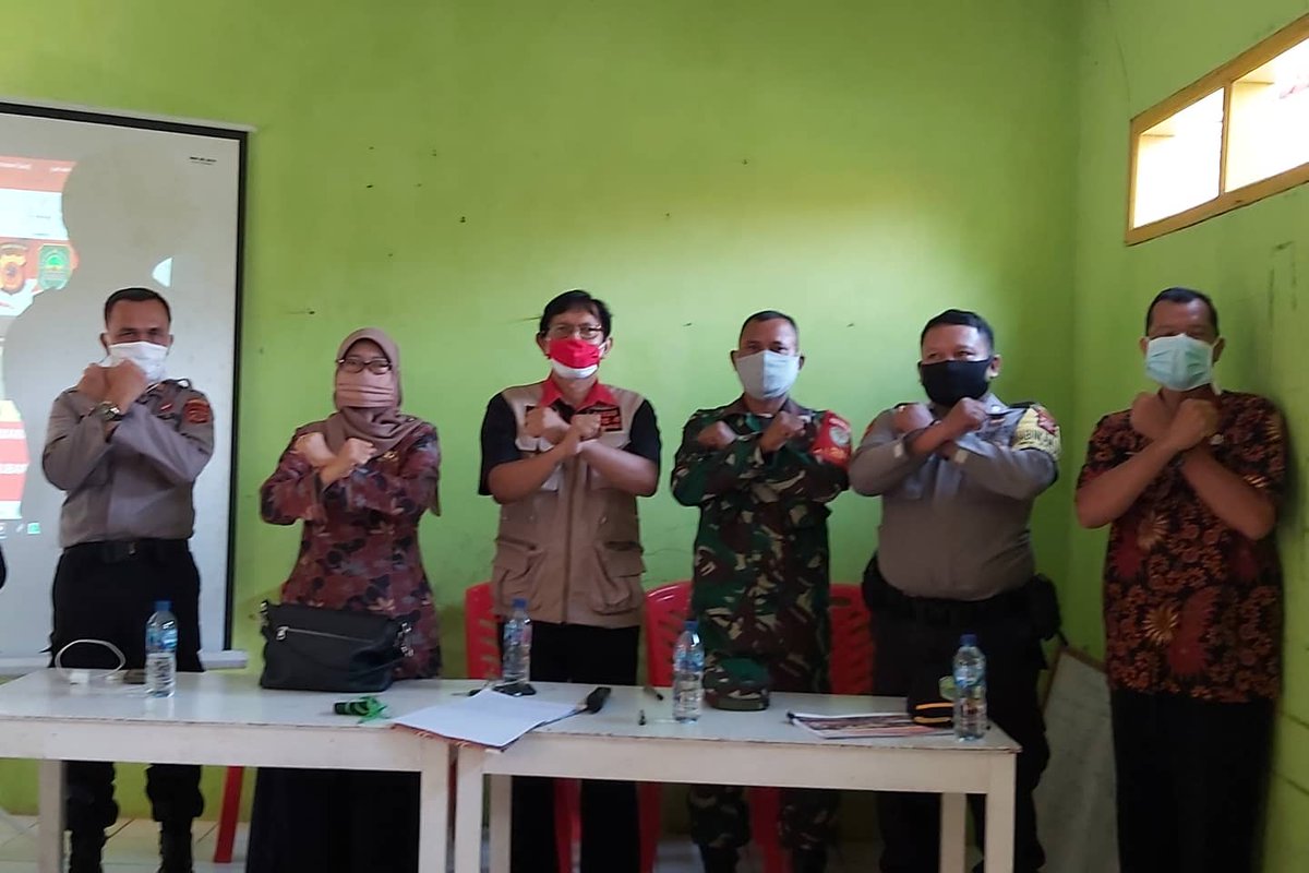 desa_rawalele's tweet photo. Sosialisasi dan pembentukan "Kampung Tangguh Sapapait Samamanis" Desa Rawalele kec.Dawuan Kab.Subang. Kamis 18 Juni 2020.
 #polressubang #polsekkalijati #NewNormalNewSpirit @ridwankamil @Itjen_Kemendes @halimiskandarnu @humaspolressbg @humaspoldajbr @DivHumas_Polri https://t.co/HTRdDU9wa0