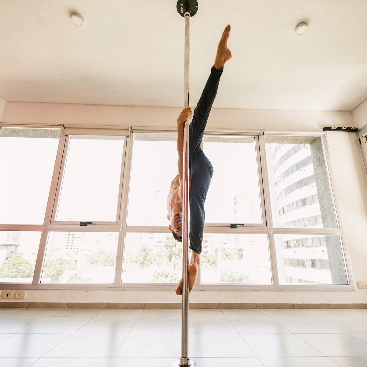 lu_nasty's tweet photo. Extrañando mi mundo 🏠 @poulandinstitute 
.
📸 @biancuscunaph 
🎁 @vafpack 
📍 @portraitsplataformas 
.
.
.
#menspoledance #poledancer #poleathlete #artist #flexibility #poledance #polesport https://t.co/07JZP9QOtt