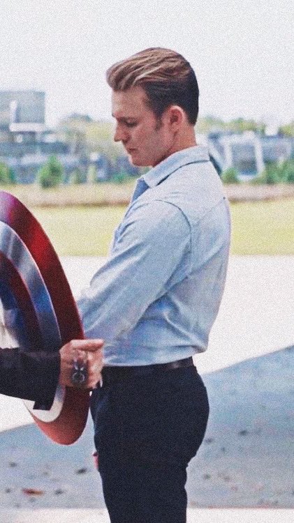 evanschain's tweet image. here's an appreciation tweet for steve rogers' thicc ass in endgame 🍑