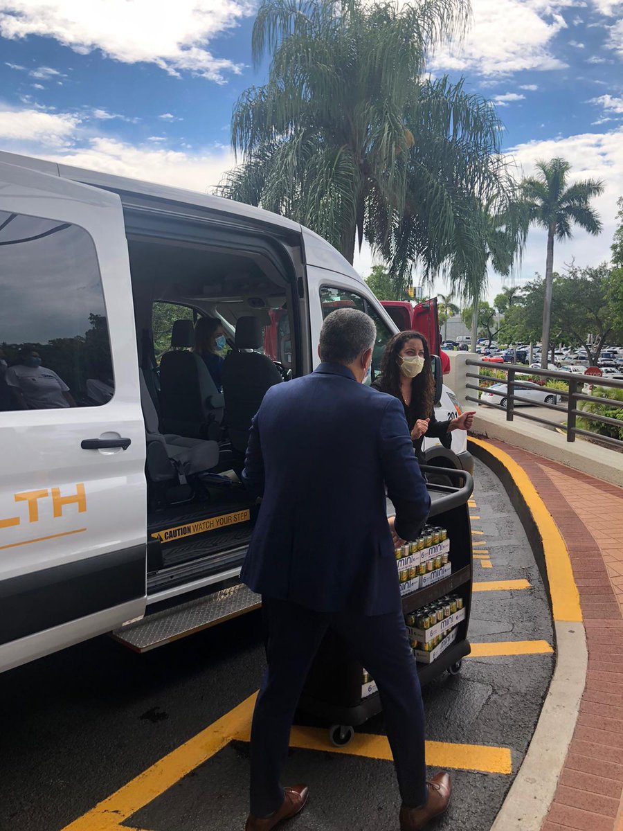 TheHispanicStar's tweet photo. The @MiamiHispanic Star hub is about to start their third day of "Honoring Healthcare Workers" at @PalmettoGeneral. They are helping those in the frontlines by distributing hot meals and essential products. 
Go to our IG now and watch their takeover!
https://t.co/4ban6OnqYs https://t.co/masOd1iuwD