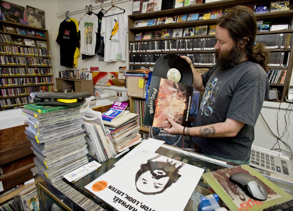 Dave James es una leyenda en Costa Mesa California, nombró a Factory Records por el famoso sello discográfico de Manchester de New Order, porque "New Order Records simplemente no sonaba bien".

En vivo hoy en👉 bit.ly/3fK77ZH a las 3PM en Argentina, 11AM PT.