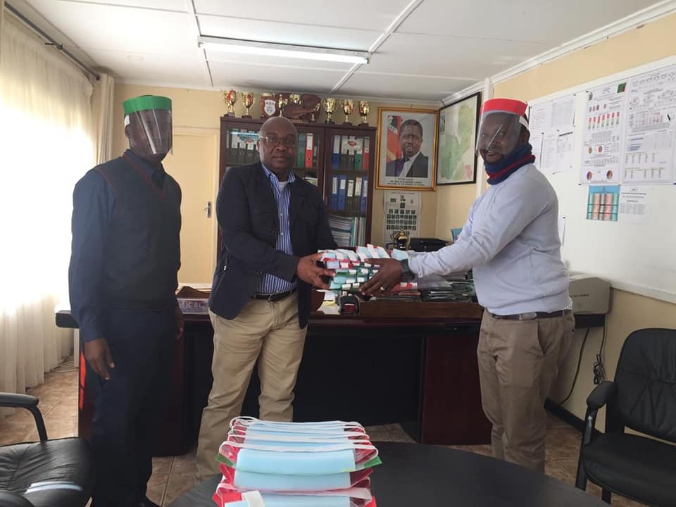 SignalCharity's tweet photo. ๐Today our partners ZDYW in Zambia collected 2,000 #transparentfacemasks to be distributed to deaf pupils & their teachers ๐
Transparent masks allow deaf students to lip read & see facial expressions ๐ https://t.co/xV10kKjChG