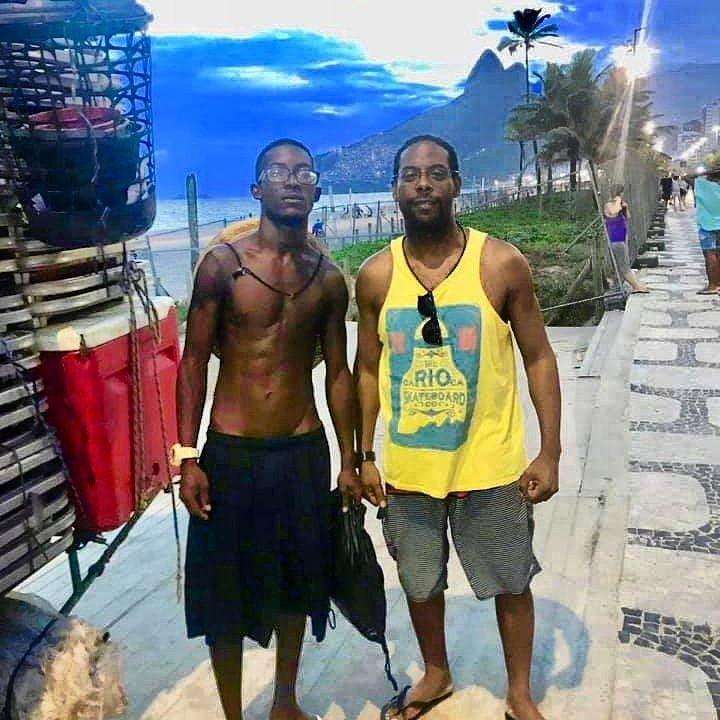 Mathiasjunior18's tweet photo. Esse dia eu fiquei emocionado, esbarrei com Andre Ramiro (MATIAS) na praia de Ipanema  quando ele  me viu ele ja disse: 
- MATIAS Jr 
Na hora fiquei muito feliz os seguranças foram separa e ele pegou e disse:
- não não não esse aqui é o meu filho
@MATIAS_JUNIOR22 https://t.co/PetRmmPRNz