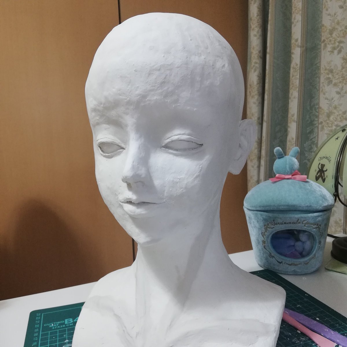 のの乃 100均のヘッドマネキンを芯に作っている自作ヘッドマネキン トルソー ですが こうなりました 大体の造形はほぼ完成で あとは形を整えてヤスリをかけて色を塗る工程が残っているよ