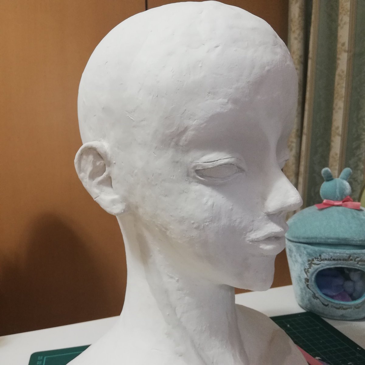 のの乃 100均のヘッドマネキンを芯に作っている自作ヘッドマネキン トルソー ですが こうなりました 大体の造形はほぼ完成で あとは形を整えてヤスリをかけて色を塗る工程が残っているよ