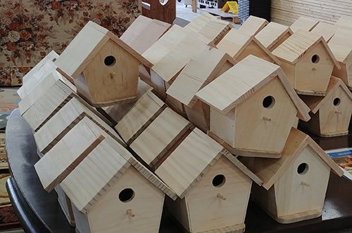 #FathersDay is coming up – purchase a hand crafted bird house for $5 at our ReStores in Grimsby and St.Catharines and have the kids decorate it for Dad!  Buy a bird house, help build a Habitat house! ow.ly/m9A150A84N4